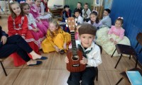 Turmas do Pré 2 A e B, realizaram pesquisa de instrumentos musicais