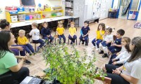 Alunos do Maternal 2 conversam com a cientista ambiental Laura Pereira