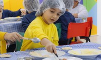 Pré 2 do CEAPzinho prepara pizzas para os Pais.