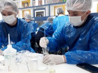 05.05.2022 - 1ª série do EM participa de aula prática de química na Unijuí