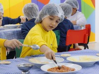 Pré 2 do CEAPzinho prepara pizzas para os Pais.